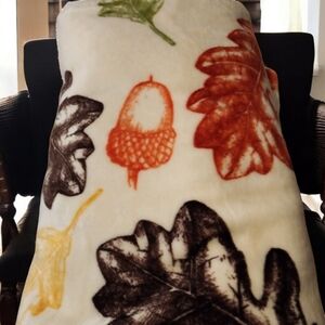 Fall Autumn Plush Soft Throw Blanket Leaves  Acorn Theme New